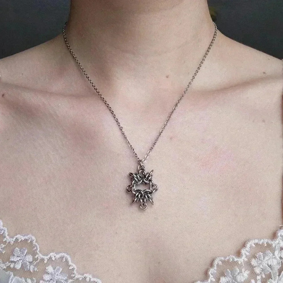 Gothic silver chainmaille circle pendant necklace with a small silver chain - Picture 1 of 8